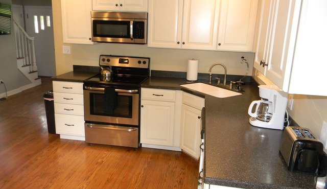 Convenient, Comfortable, Cute & Close to everything!