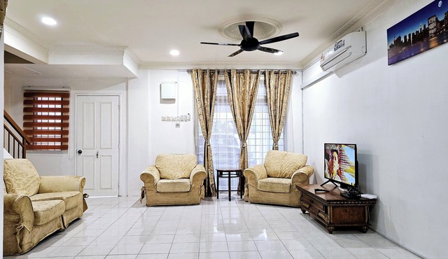 Convenient & Comfortable Family Homestay at Bandar Saujana Putra