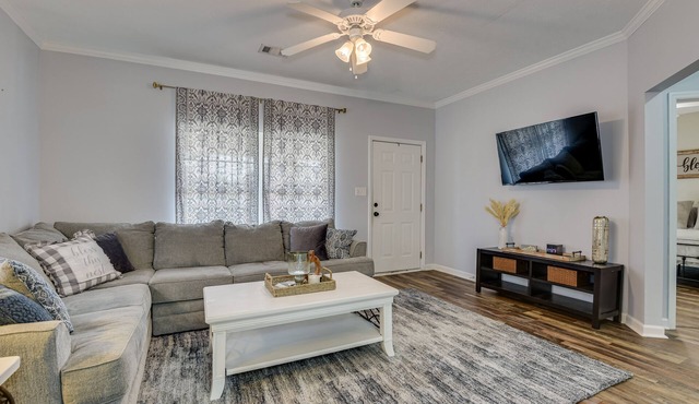 Convenient, Comfortable, & Charming Bungalow - Medical District!