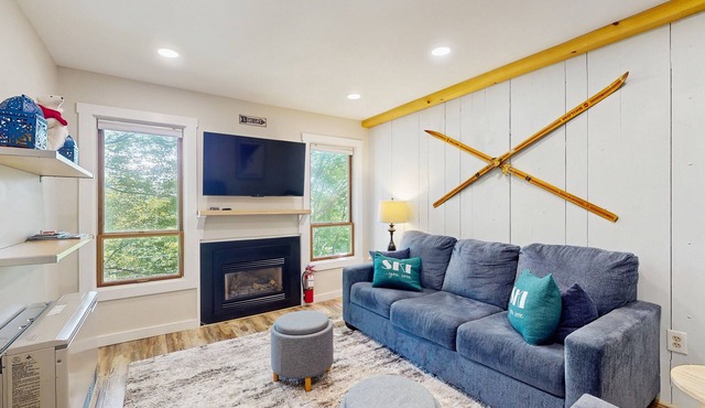 Convenient condo, close to ski resort, free shuttle, fireplace, balcony, w/d
