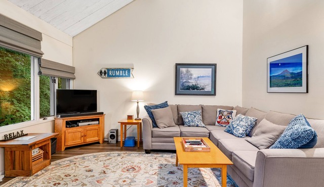 Convenient Condo with Pool & Hot Tub - Mountain Views, Near Town & Slopes