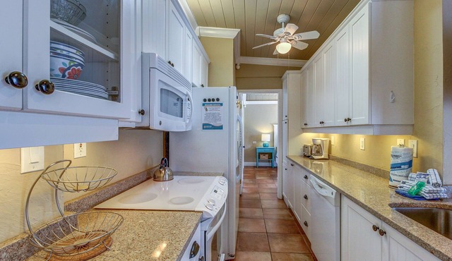 Convenient cottage with pool - easy access to trolley stops & the beach