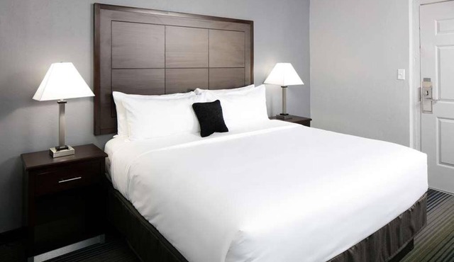 Convenient Countryside Stay, Outdoor Pool, Free Parking, Near Arizona Stadium