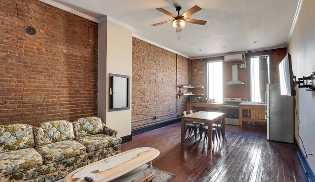 Convenient Couple's Retreat in Dtwn Marshall!