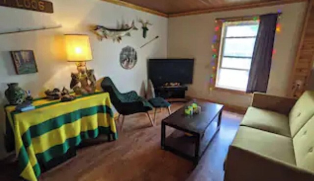 Convenient, cozy, and colorful 2 Bed/1 Bath Home