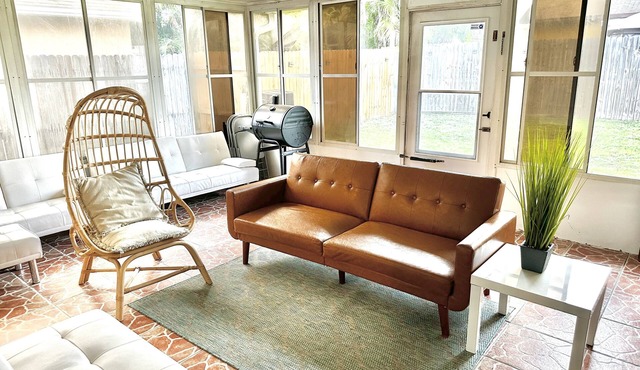 Convenient & Cozy Orlando home-15 Minutes from Disney. Convention Center 8 miles