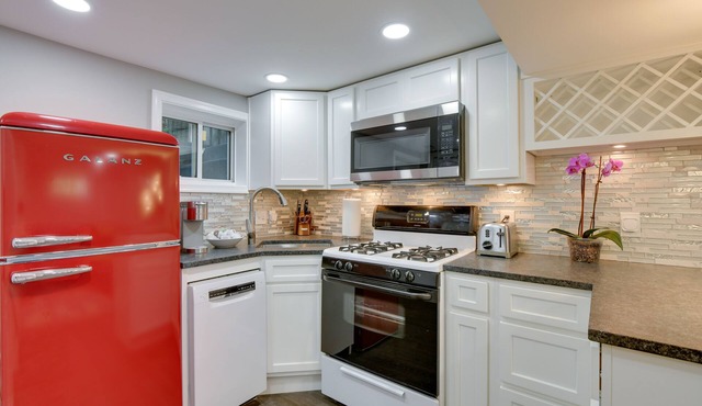 Convenient DC Studio Near Metro Stop!