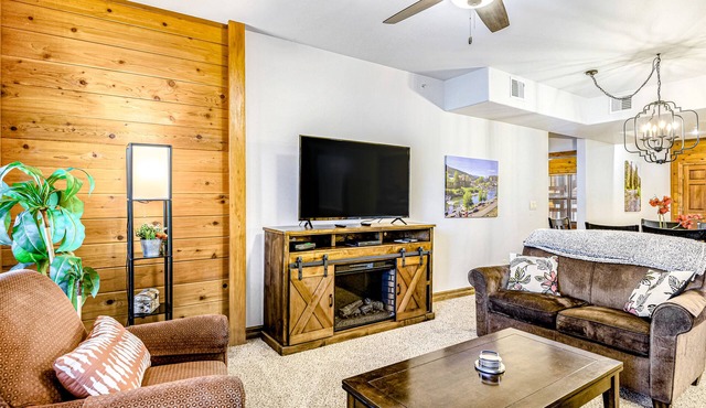 Convenient dog-friendly, course-front condo with washer/dryer - near hot springs