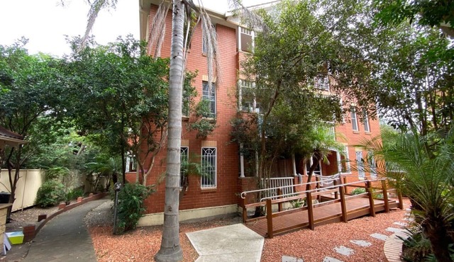 Convenient Family Home ,2 minutes walk to Station and Westfield