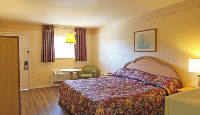 Convenient Highway Stay | Near I-64, Free Parking, Close to Attractions