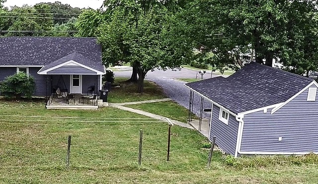 Convenient Home With Guest House