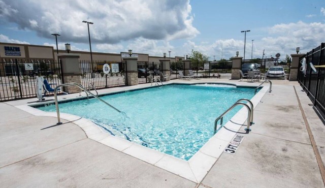 Convenient Houston Stay Near Airport, Clear Lake & Shopping — Free Breakfast