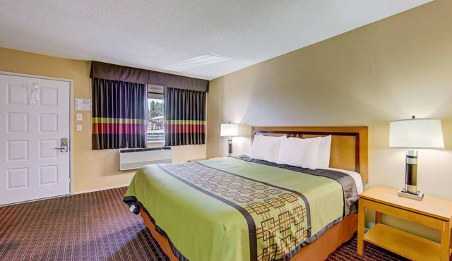 Convenient King Bed Room, Scottish Inns, Near Oregon Shakespeare Festival