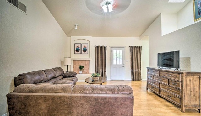 Convenient Las Cruces Home with Patio and Grill!