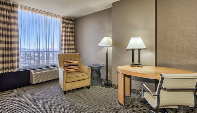 Convenient Las Vegas Stay! Superb Location, Free Parking, Onsite Swimming Pool!