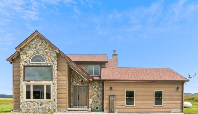 Convenient location for your mountain vacation. Welcome to Coyotes Den!