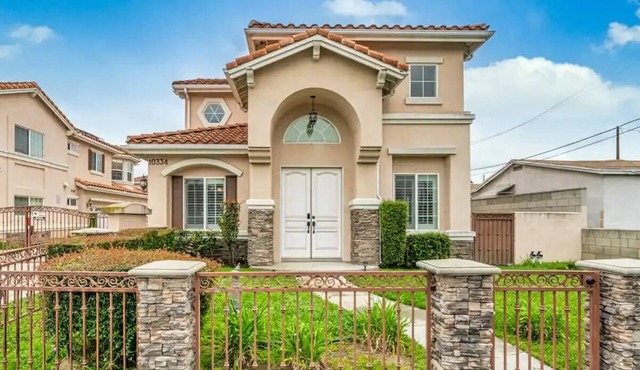 Convenient Located Warming Large 4 Bedroom 3 Bath Home Near DTLA over 2,100 SF