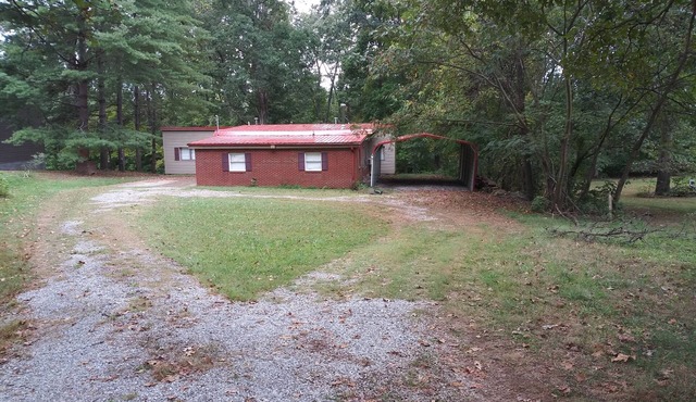 convenient location by the lake . just a few minutes to boat ramp .