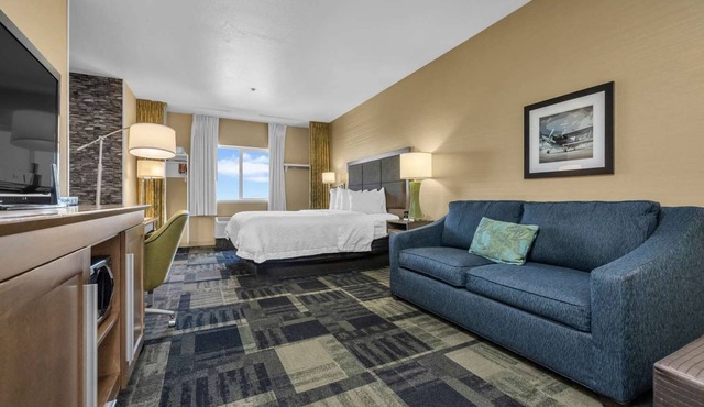 Convenient Location! Minutes to Nut Tree Family Park, Free Onsite Parking