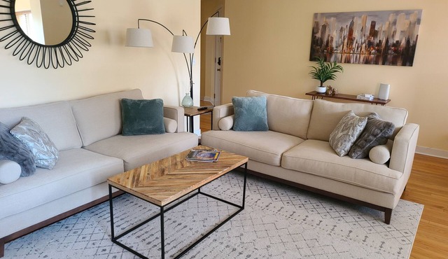 Convenient Location Near Loyola/Northwestern