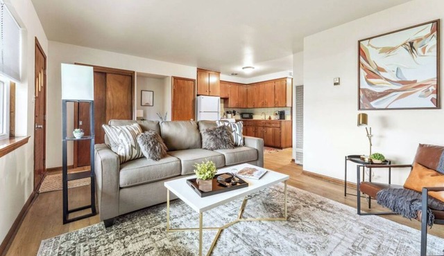 Convenient Location-Private entrance 1 bedroom apartment in Riverview!