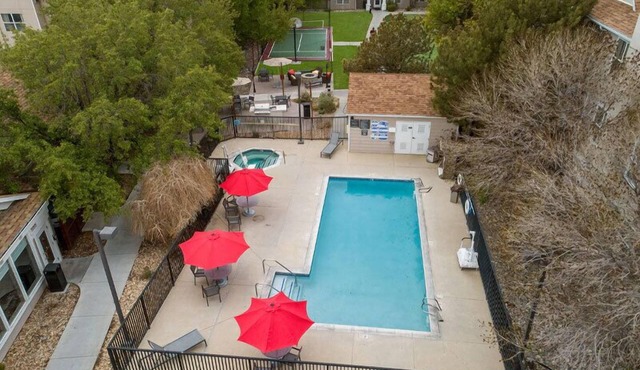 Convenient Location! Unit w/Full Kitchen, Outdoor Pool, Free Breakfast!