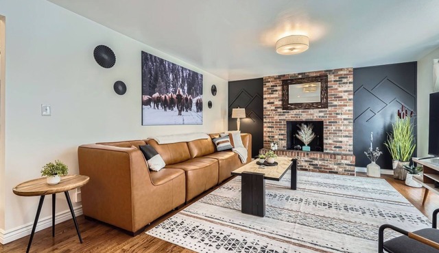 Convenient Location! Up to 11 guests. 5 beds-2 Kings! Foosball, games. Garage.