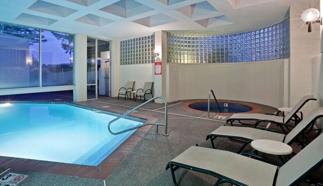 Convenient Location! Onsite Pool, Private Parking, Near Lake Oswego