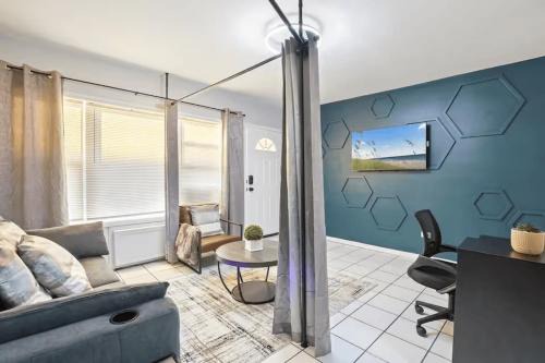 Convenient Mid and Extended Stay Near Airport