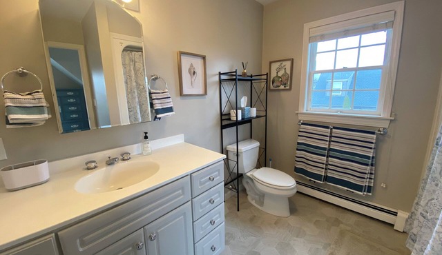 Convenient Mid Island House Nantucket-5 Bedrooms