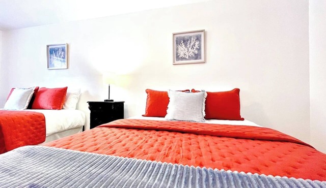 Convenient & Modern 2 Bed Apt Free Wi-Fi & Parking