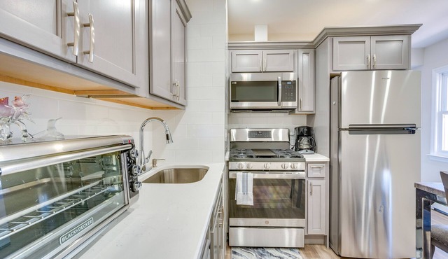 Convenient Newark Apartment ~ 15 Mi to Manhattan!