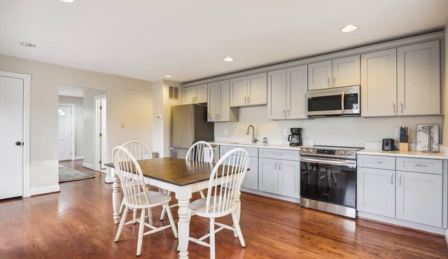 Convenient Newly Renovated Detached Guest House