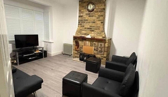 Convenient Northolt Home Near Tube & Parking