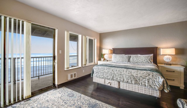 Convenient oceanfront studio condo with ocean view and seasonal pool