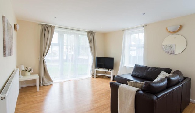 Convenient One Bedroom Apartment Near City Centre