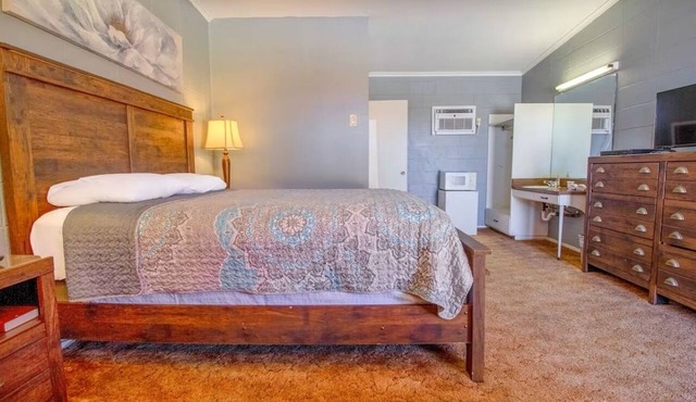 Convenient Queen Stay Near Wheeler Park Trails & Complimentary Free Parking