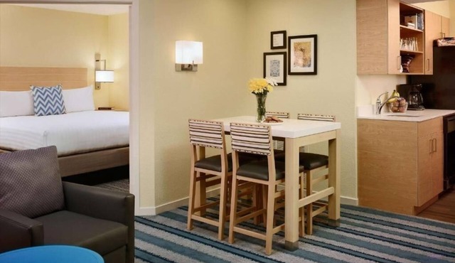 Convenient Retreat with 2 Bedrooms, Near TD Bank Ball Park and Museum