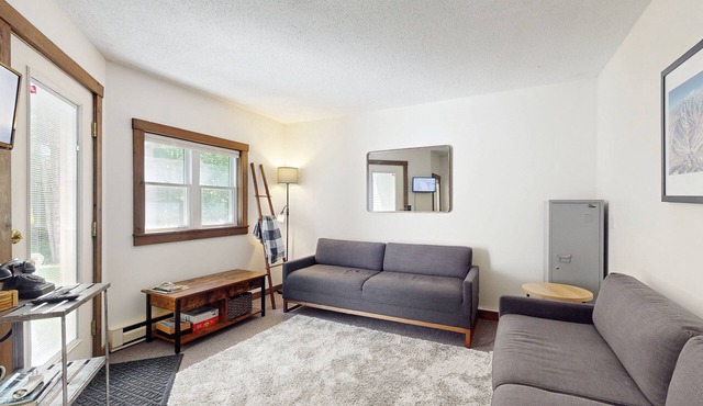 Convenient recreation condo, outdoor pool, kitchenette, wifi, patio, TV