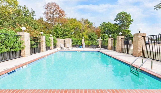 Convenient Room Designed for Comfort + Free Breakfast + Near Everything in Tyler