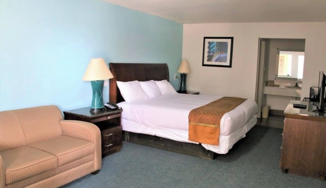 Convenient Room for Exploring Downtown, w/Onsite Pool & Free Parking
