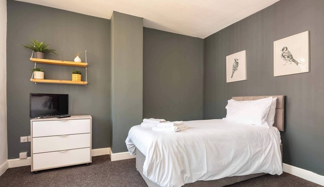 Convenient Room in Doncaster House With Kitchen