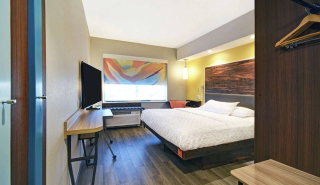 Convenient Room Near Airport & Shopping w/Free Shuttle, Breakfast & Parking