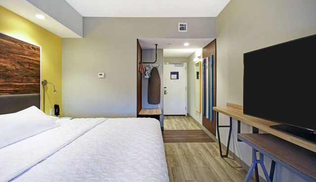 Convenient Room Near Airport & Shopping w/Free Shuttle, Breakfast & Parking