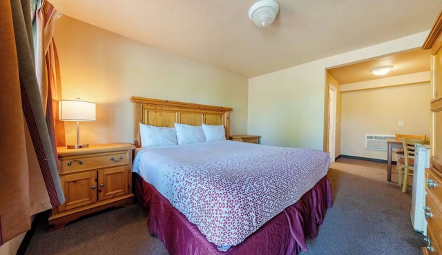 Convenient Room w/Free Parking – Perfect for Budget Travelers + Pet-Friendly