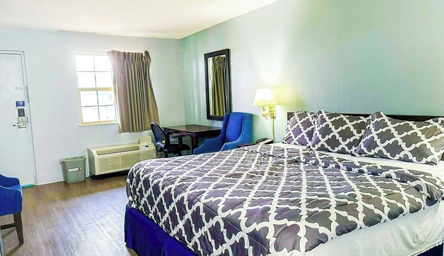 Convenient Room with King Bed and Microwave and Fridge for a Comfortable Stay