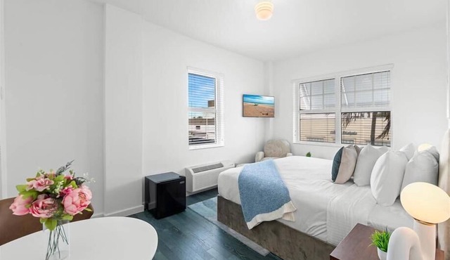 Convenient South Beach Stay! Outdoor Pool & nr Lummus Park, Miami Beach