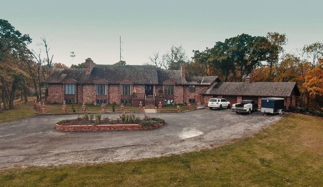 Convenient Spacious 7-bedroom estate in Shawnee neighboring the Park