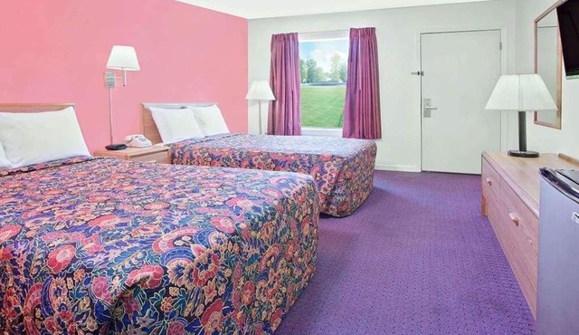 Convenient Stay in Knights Inn Muskogee! 3 Comfortable Units, Pets Allowed