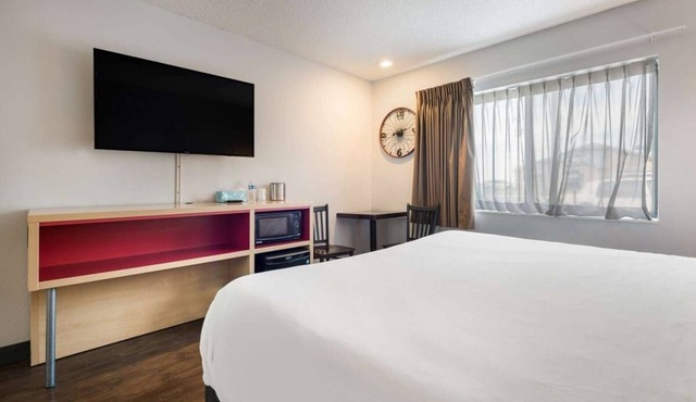Convenient Stay in Ontario! Pool, Free Breakfast, Free Parking, Pets Allowed